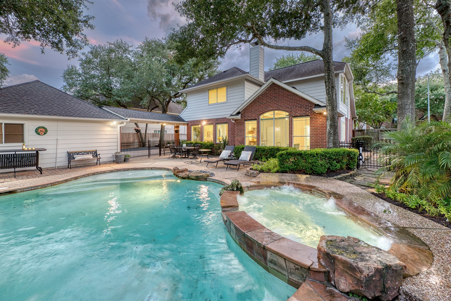 911 Chisel Point Dr, Houston